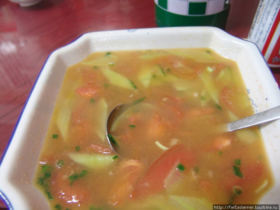 В Лхасе мне понравился суп со свининой, огурцами и помидорами. И королевский размер. Тибет, Китай