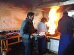 В кухне тибетской столовой в монастыре Ганден пламя полыхает целый день