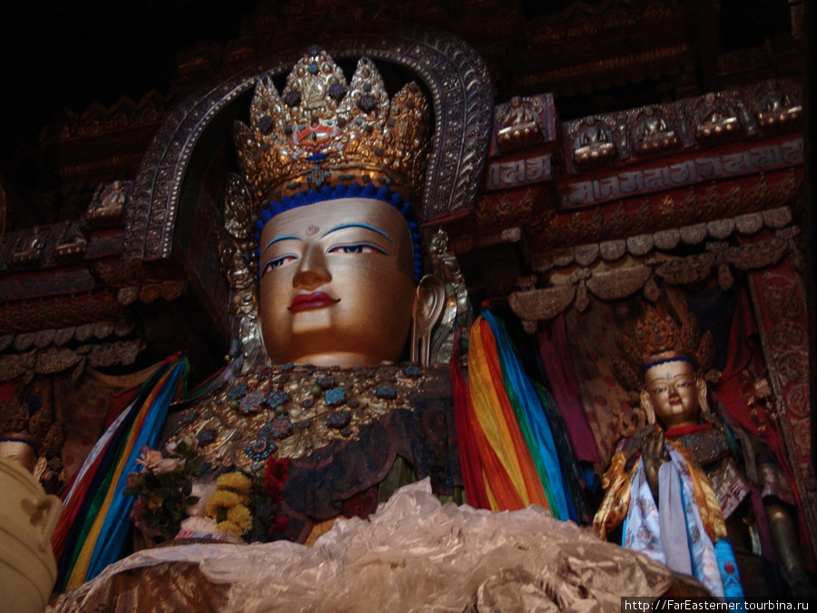В полумраке тибетского храма в Гьянце Гьянце, Китай