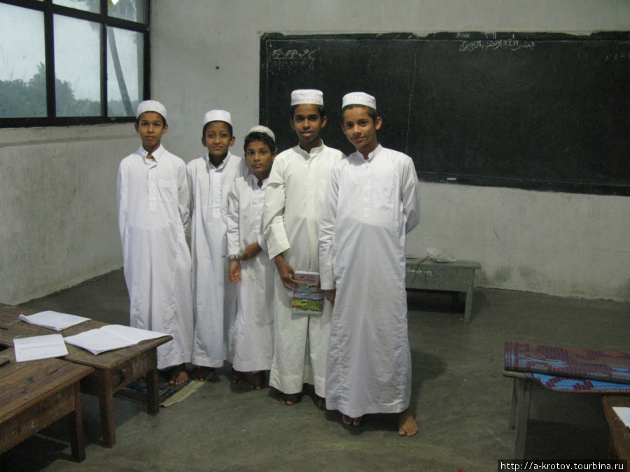 мусульманская школа-медресе Полоннарува, Шри-Ланка