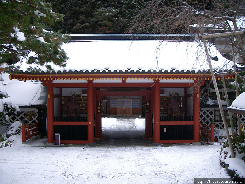 Один из храмов, принимающих постояльцев Коя, Япония