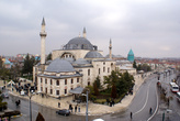 Вид на мечеть Селемие, за которой расположен Музей Мевлана (его можно узнать по куполу над гробницей)