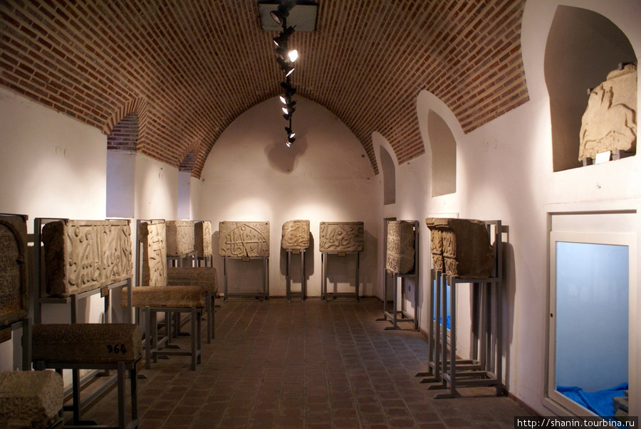 В зале музея в медресе Инчеминаре Конья, Турция