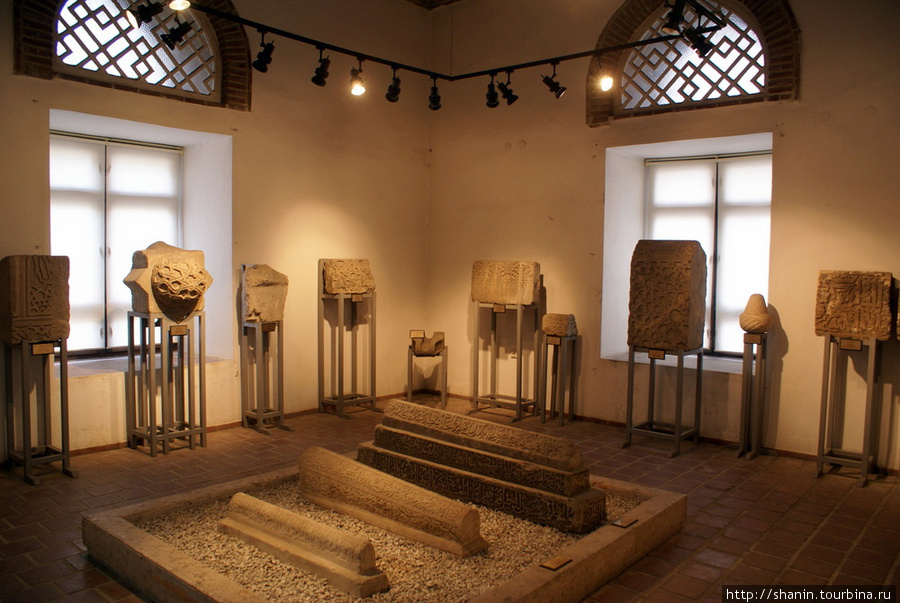 Надгробные плиты в музее Инчеминаре Конья, Турция