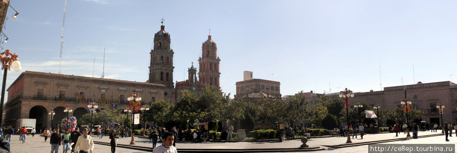Одна из пяти главных площадей Сан-Луис-Потоси, Мексика