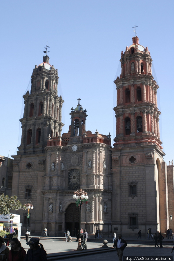 Соборы, построенные испанцами, внушают. Вообще, все что построено испанцами внушает. Сан-Луис-Потоси, Мексика