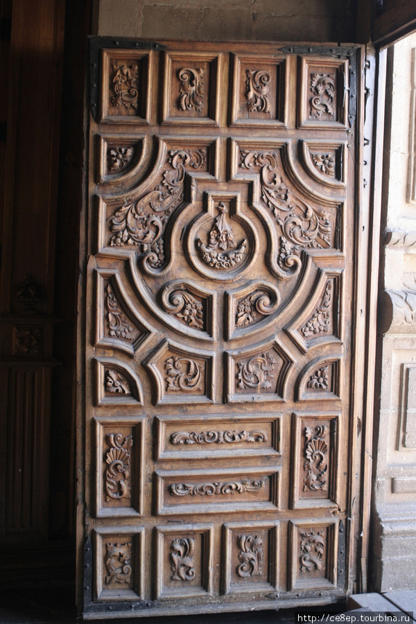 Двери 500 летней выдержки (хотя выдержки — это скорее петли). Сан-Луис-Потоси, Мексика