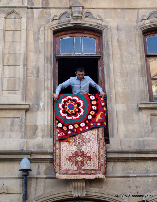 Уборка ковров местным жителем Баку, Азербайджан