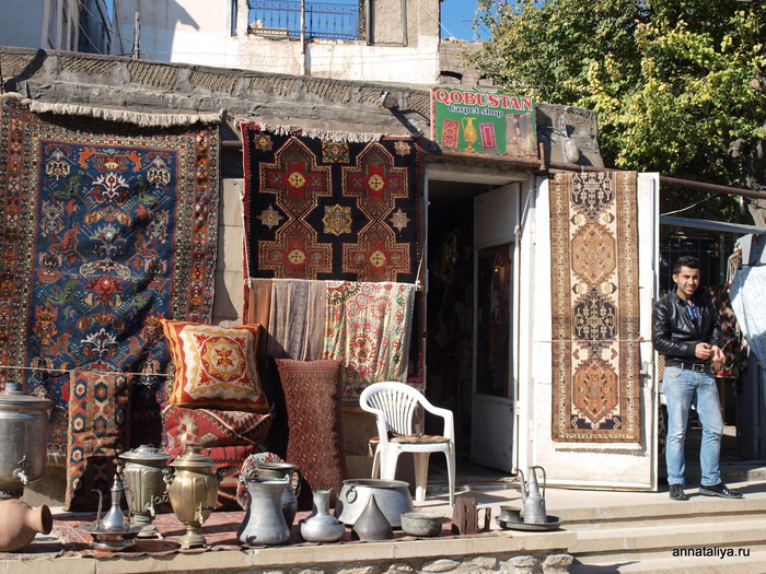 Ковры в сувенирной лавке в старом Баку Баку, Азербайджан
