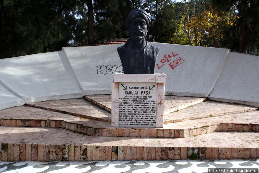 Памятник Сарухан-бею возле вокзала в Манисе Маниса, Турция