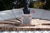 Памятник Сарухан-бею возле вокзала в Манисе