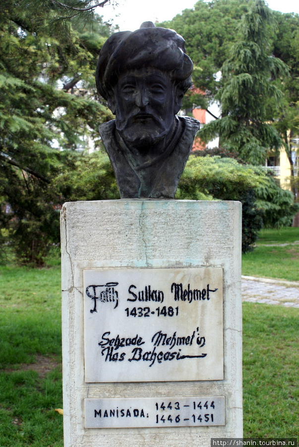 Памятник Султану Мехмету в городском парке в Манисе Маниса, Турция