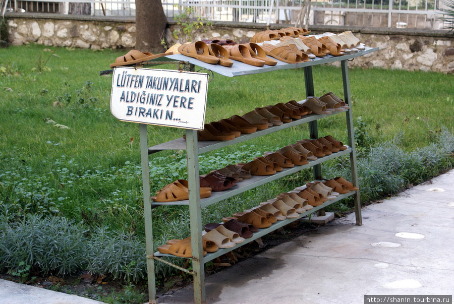 Тапки у входа в мечеть Маниса, Турция
