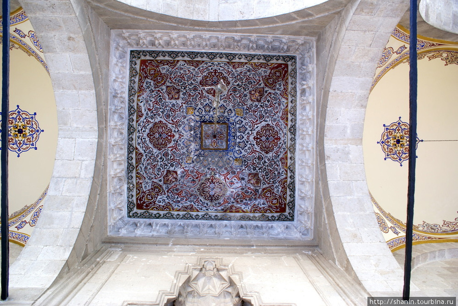 Потолок в галерее у мечети Султан Джами Маниса, Турция