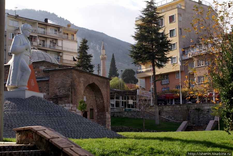Гробница и памятник Сарухан-бею в центре Манисы Маниса, Турция