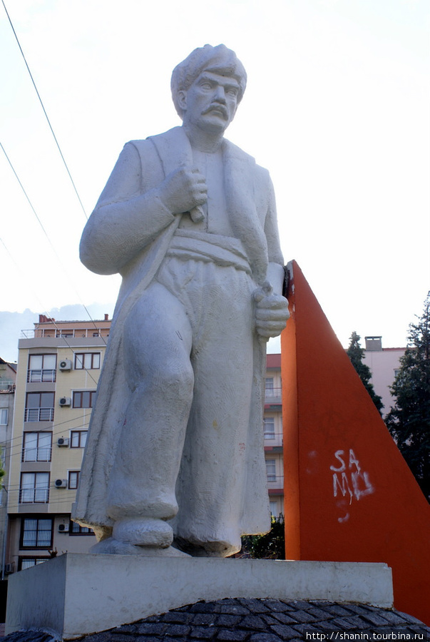 Памятник Сарухан-бею в центре Манисы Маниса, Турция