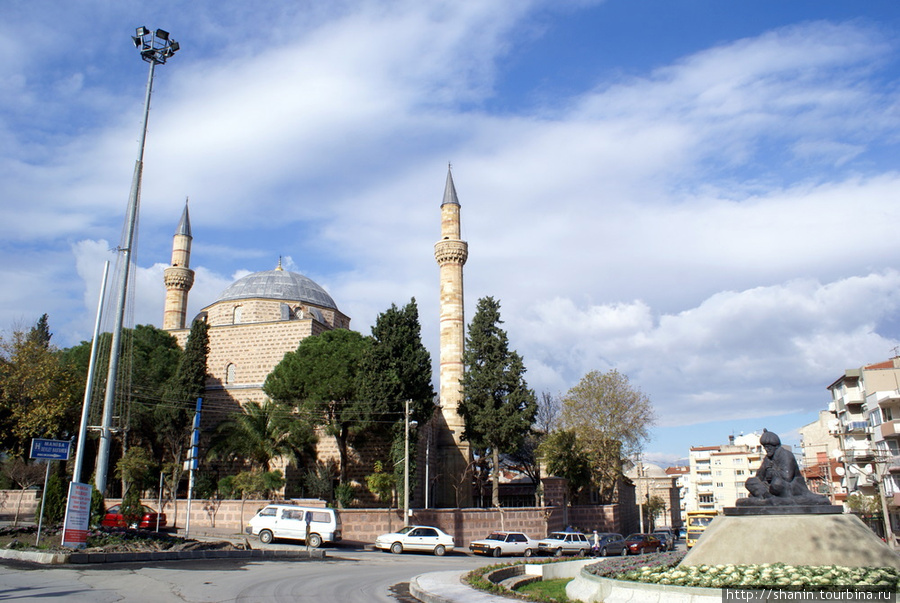 Площадь перед мечетью Султан Джами Маниса, Турция