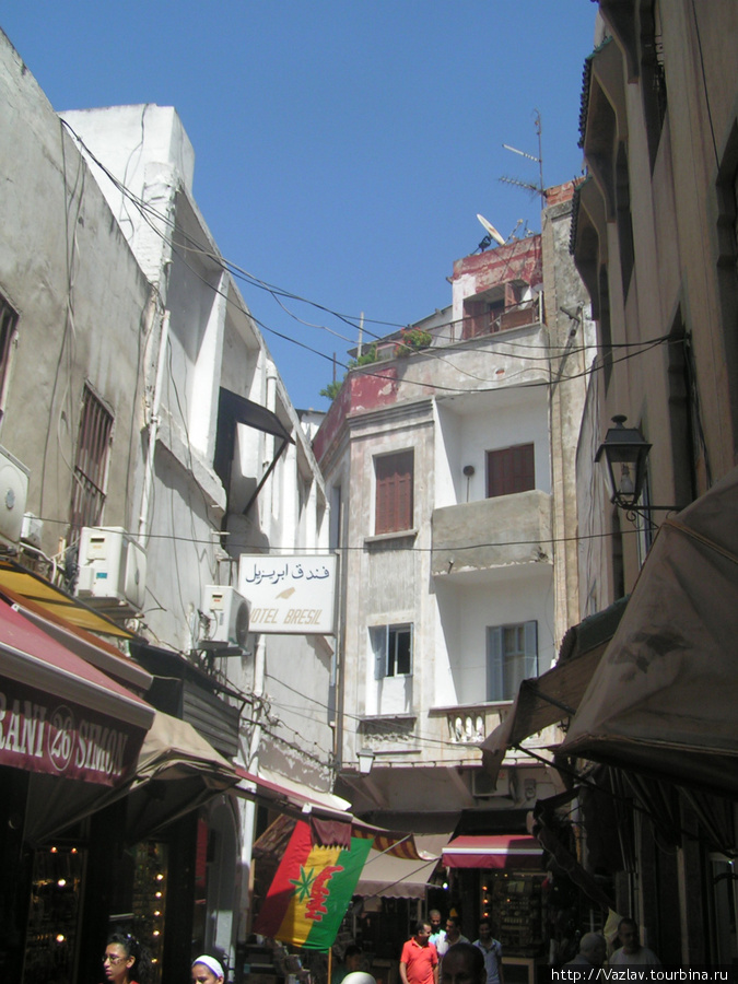 Одна из улочек Медины Касабланка, Марокко