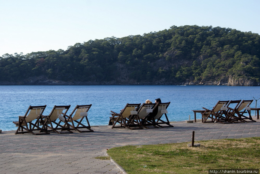 Лежаки на пляже Олюдениз, Турция
