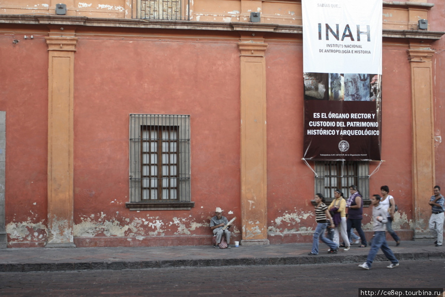 На цетральных улочках днем играют одинокие музыканты, ночью выходят целые группы. Сантьяго-де-Керетаро, Мексика