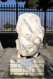 Античная статуя во дворе Археологического музея
