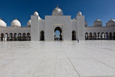 Началось строительство мечети в 1996 году, для чего использовали белый мрамор и многочисленные украшения из драгоценных и полудрагоценных камней. Официально она была открыта в 2007 году в Исламский месяц Рамадан.