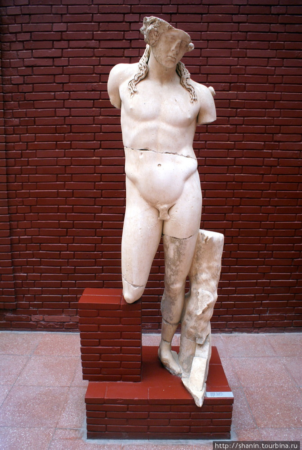 Статуя в Археологическом музее Сельчука Сельчук, Турция