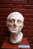 Голова античной статуи