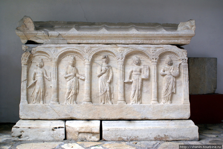 Гробница в Археологическом музее СельчукаРимская гробница Сельчук, Турция