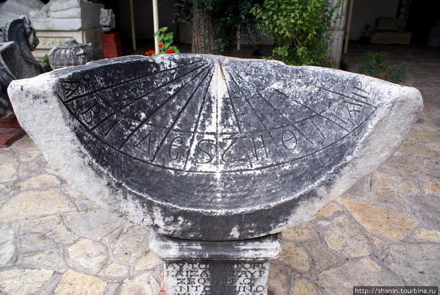 Каменные солнечные часы в Археологическом музее Сельчука Сельчук, Турция
