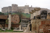 Руины базилики на фоне турецкой крепости