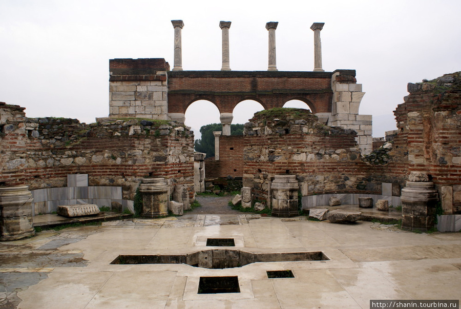 В центральном приделе базилики Эфес античный город, Турция