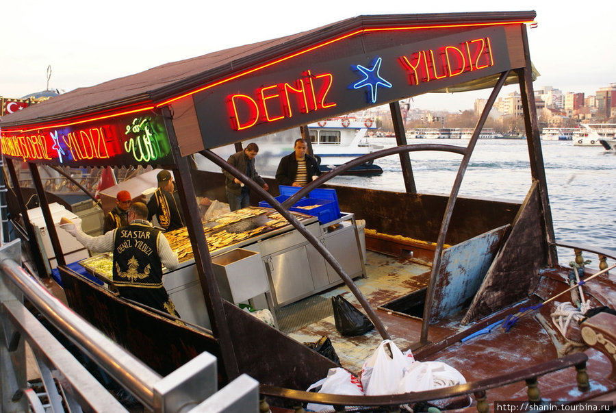 Плавающий рыбный ресторан у Галатского моста в Стамбуле Стамбул, Турция