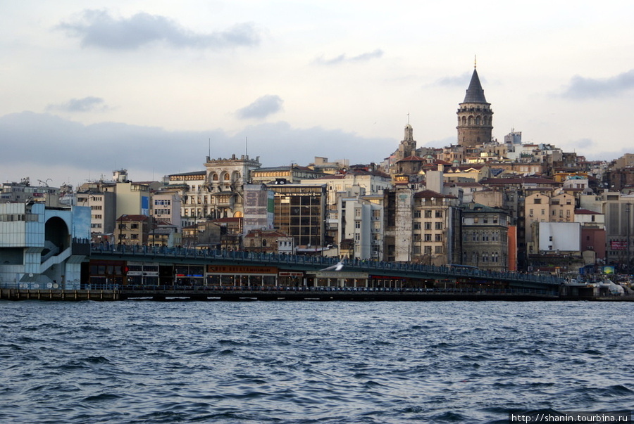 Вид через Золотой Рог на район Галата Стамбул, Турция