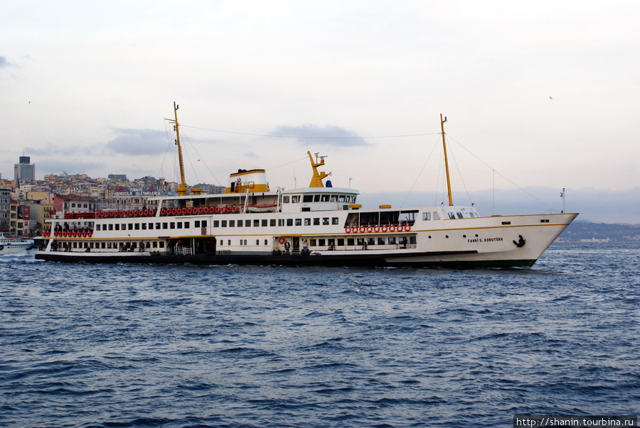 Судно выходит из залива Золотой Рог Стамбул, Турция