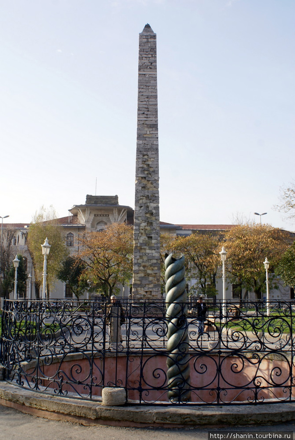 Змеиная колонна и колонна Константина на Ипподроме в Стамбуле Стамбул, Турция