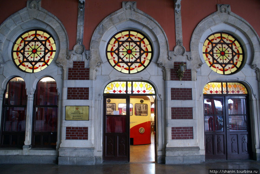 Вход в Железнодорожный музей на вокзале Сиркерджи Стамбул, Турция