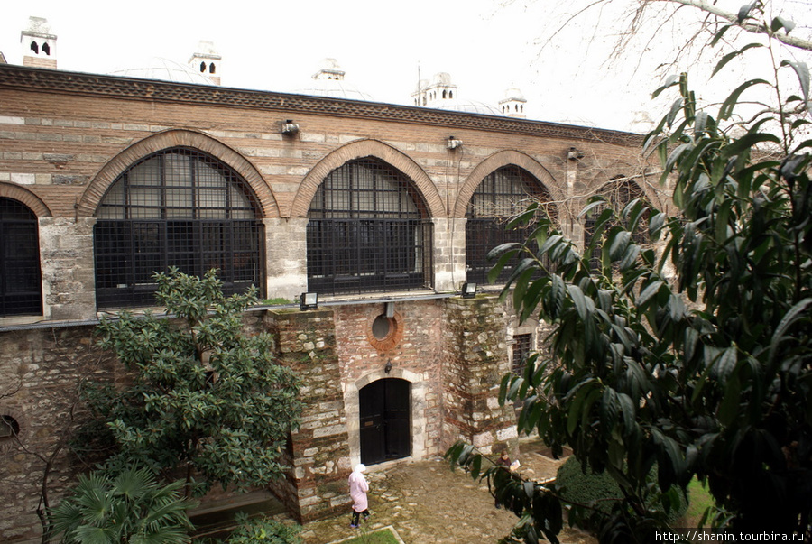 Во дворе Музея турецкого и исламского искусст Стамбул, Турция
