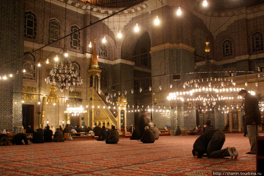 В мечети Йени ДЖами Стамбул, Турция