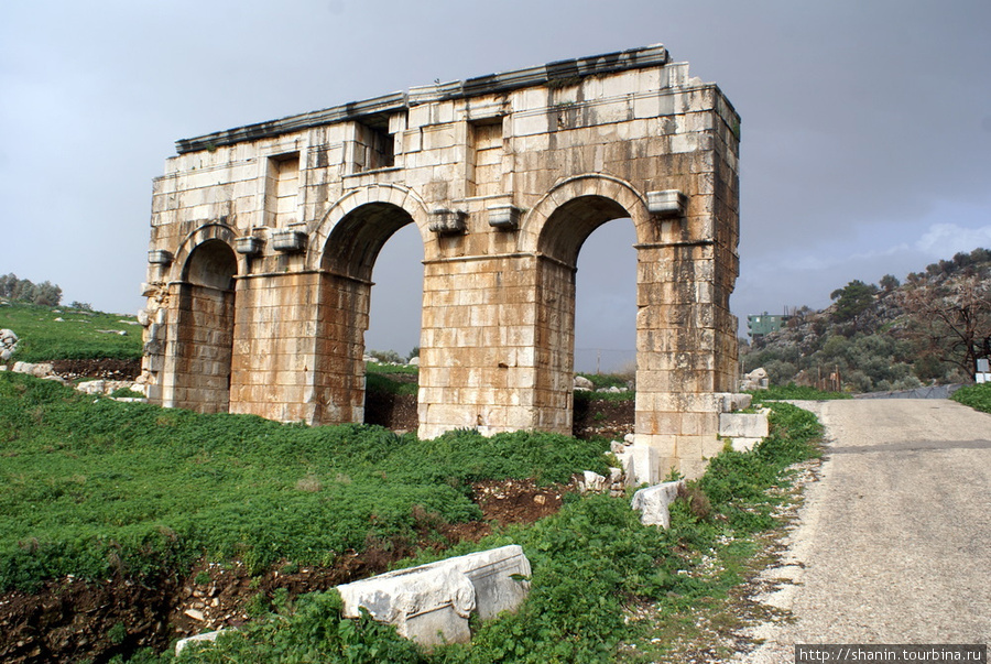 Римская триумфальная арка у входа на руины Патары Патара, Турция