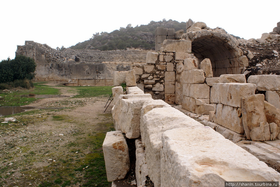 Руины Одеона в Патаре Патара, Турция