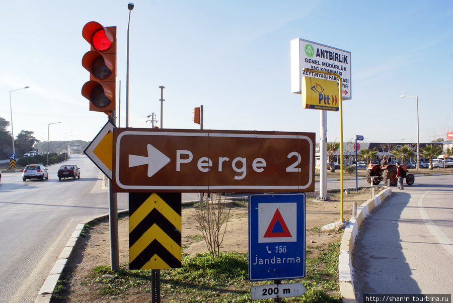 Поворот на Перге с главного шоссе Анталия, Турция