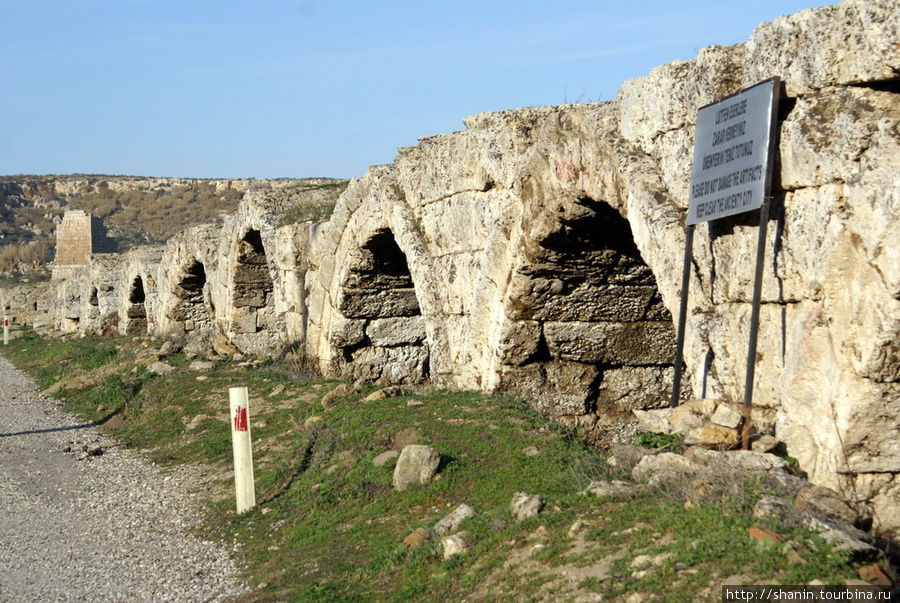 Дорога к входу на главные руины Перге проходит мимо руин стадиона Анталия, Турция