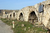 Дорога к входу на главные руины Перге проходит мимо руин стадиона