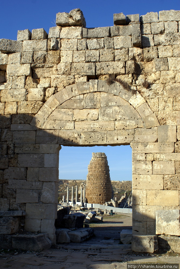 Вид на Южные ворота в Перге Анталия, Турция