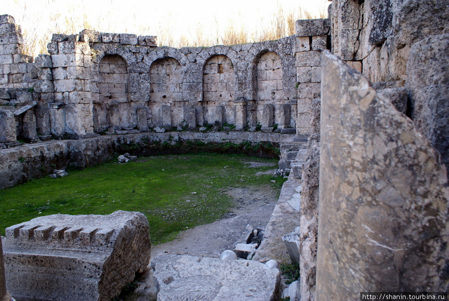 На руинах бани в Перге Анталия, Турция