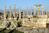 Руины и колонны на агоре в ПЕрге