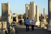 Туристы на руинах Перге