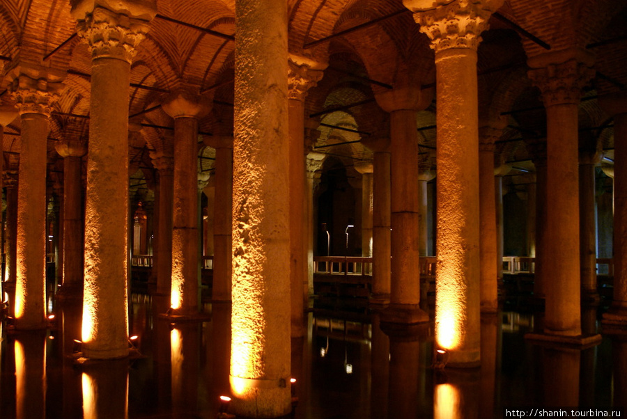 Колонны в подземной цистерне базилике Стамбул, Турция