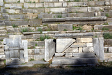 Руины зрительских рядов Одеона в Приене